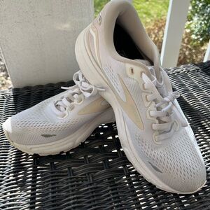 Women’s white BROOKS ghost 15 athletic sneakers size 7 great condition comfy